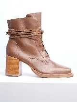 Bota corta de cuero color marrón con cordones finos y taco cuadrado de madera.