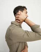 Pulsera de cuero trenzado doble color negro con cierre de mosquetón entrelazado bañado en oro de 18k.