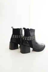 Botas negras de cuero con pulsera de tachas removible y taco de 6 cm.
