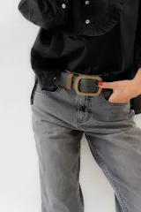 Pantalón jean de tiro medio color negro, corte mom, con bolsillos delanteros y traseros. Largo hasta el tobillo. Confeccionado en algodón 100%.