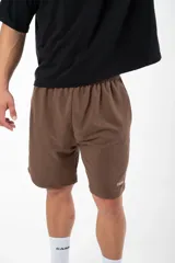 Bermuda negra de algodón con elastano, corte recto, bolsillos laterales, cintura elástica con cordón interno y logo bordado en la pierna.