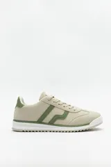 Zapatillas beige con recortes en gamuza de diferentes tonos, cordones y suela irregular blanca de 3cm de alto.