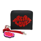 Billetera negra de cuero sintético con cierre de cremallera y estampado rojo con el logo de la marca. Incluye llavero con cordón rojo y dije con el logo de la marca.