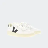 Championes Veja V-10 de cuero blanco con logo lateral en forma de V color negro y detalles en el talón color negro.