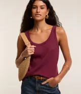Musculosa negra de rib de algodón, con escote redondo.