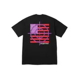 Camiseta negra de manga corta con estampado en la espalda de una diana con la bandera de Estados Unidos y el logo de Supreme en tipografía gótica.