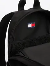 Mochila Tommy Jeans Essential color negro, con bolsillo frontal con cierre y logo de la marca bordado.