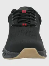Zapatillas deportivas negras de tejido de punto, con cordones negros con detalles en rojo.