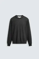 Jersey negro de lana y cashmere, de corte regular, cuello redondo y manga larga.