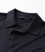 Camisa polo negra de manga corta, confeccionada en poliamida y elastano, con cuello inglés abotonado y tecnología Performance que proporciona mayor comodidad térmica, elasticidad y secado rápido.