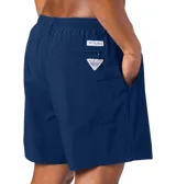 Short de baño negro Columbia Backcast III con tecnología Omni-Shade™ UPF 50, de secado rápido, con cintura elástica ajustable con cordón, bolsillos laterales de malla, bolsillo trasero con cremallera y forro interior de malla.