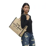 Bolso tote grande de tela jacquard color negro con estampado del logo "THE TOTE BAG MARC JACOBS" en blanco. Tiene doble asa de mano, laterales con logo repetido y cierre superior con cremallera.