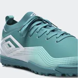 Championes de fútbol Umbro Vibe TF, color negro con detalles en gris.