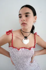 Vestido largo color crema con rayas verticales finas, fruncido en el busto y falda globo. Tiene detalles tejidos de crochet en breteles y escote.