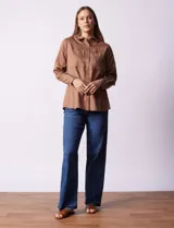 Camisa marrón de lyocell, marca Dash. Cuello con solapa y abertura central con botones. Largo de manga regulable con presilla y botón. Delantera con bolsillos aplicados.