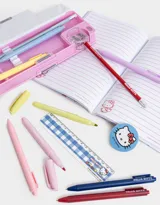 Set de librería con diseño de Hello Kitty, incluye: cartuchera retro, cuaderno A5 estampado, regla, goma de borrar, 6 lapiceras retráctiles, 2 lápices con goma.
