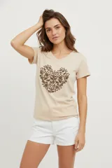 Remera color rosa pálido de algodón con cuello en V y estampado de un corazón formado por flores y hojas en tonos borgoña.