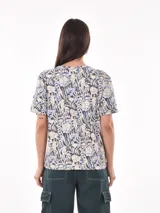Remera color salmón con estampado floral en blanco, de corte relajado y mangas cortas.