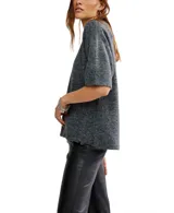 Sweater tipo tee color beige, de estilo oversized y mangas cortas.