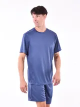 Remera azul de poliéster con cuello redondo y mangas cortas.