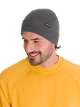 Gorro de lana amarillo con logo negro en el lateral.