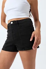 Short de jean de tiro alto, color celeste claro, con bolsillos frontales y traseros, y cierre frontal con botón metálico.