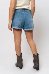 Short de jean celeste con tiro alto y dobladillo en el ruedo.