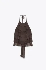 Top marrón con cuello halter, detalle de volantes y espalda descubierta con lazada.
