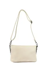 Bandolera color beige con solapa, detalles de tachas metálicas en la parte inferior y una cadena decorativa en el frente. Incluye correa ajustable para el hombro.