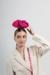 Cartera sobre azul de cuero con frunces y pespuntes diagonales.