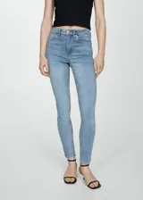 Pantalón de jean celeste, de corte skinny y tiro alto.