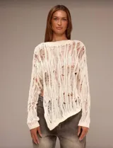 Sweater de punto color crudo con diseño calado y roturas.