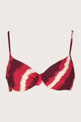 Top de bikini con estampado abstracto en tonos rojo, borgoña y blanco. Tiene tirantes finos y copas con fruncido central.