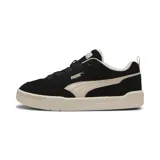 Championes urbanos Puma Park Lifestyle Raw, color negro con detalles en blanco y suela color crema.