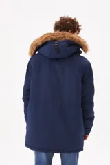 Campera parka azul marino marca Wrangler modelo Henry, con capucha con borde de piel sintética, cierre frontal con cremallera y botones a presión, múltiples bolsillos con solapa y puños ajustables con botones.