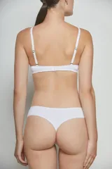 Culotte blanco de tiro bajo, corte colaless y confeccionado en tejido de poliamida y elastano con forro de algodón.