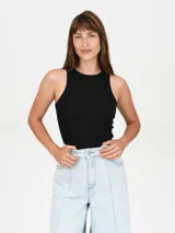 Musculosa negra ajustada al cuerpo, con cuello redondo y sisas amplias.