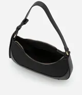 Bolso baguette pequeño color negro, con textura embossed y estampa triangular. Tiene asa mediana ajustable y cierre de cremallera.