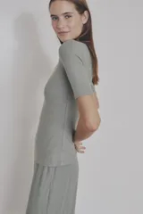 Remera gris de viscosa con elastano, corte ajustado y mangas cortas.