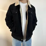 Chaqueta color beige de pana con cuello y forro de corderito.