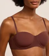 Soutien strapless color marrón, con copa hueca estructurada y tirantes finos extraíbles ajustables.
