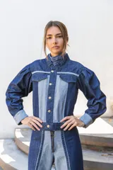 Campera clásica de jean confeccionada en denim con diseño de bloques en diferentes tonos de azul. Presenta abotonadura frontal y bolsillos delanteros.