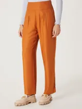 Pantalón de vestir color naranja, de corte recto y tiro alto, con pinzas en la cintura.