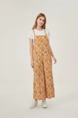 Mono largo con estampado multicolor en tonos amarillos y naranjas, de corte relajado y tirantes ajustables.