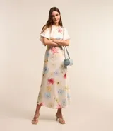 Bolso baguette pequeño cilíndrico color celeste, confeccionado en material sintético PU, con correa fina de hombro y cierre por cremallera.