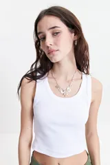 Musculosa color amarillo pastel, acanalada, de fit ajustado y textura suave.