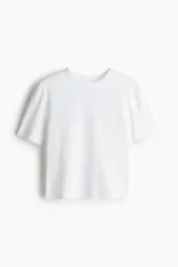 Top deportivo corto de color blanco, confeccionado en tejido funcional DryMove™ que ayuda a absorber el sudor. De corte ajustado, con cuello redondo y mangas cortas.