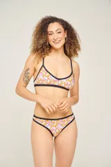 Conjunto de bikini estampado con flores en tonos naranja, rosa y celeste, con contorno y tirantes negros.