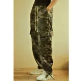 Cargo camuflado con cinco bolsillos, cintura elástica y tobillo regulable.