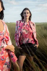 Short de cuero negro con detalles de tachas plateadas, diseño ajustado y cómodo.